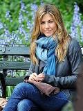Jennifer Aniston sentada en un parque